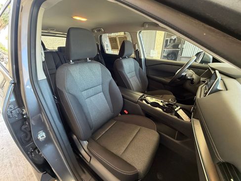 Used 2025 Nissan Rogue SV FWD image 38