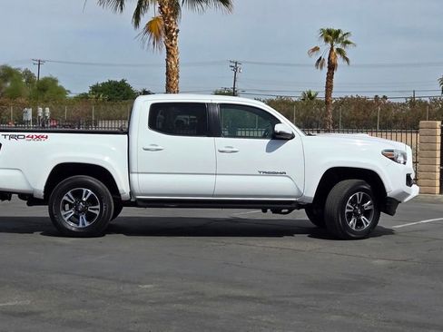 Used 2019 Toyota Tacoma TRD Sport AWD/4WD image 3