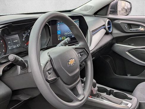 Used 2025 Chevrolet Trax LS image 9