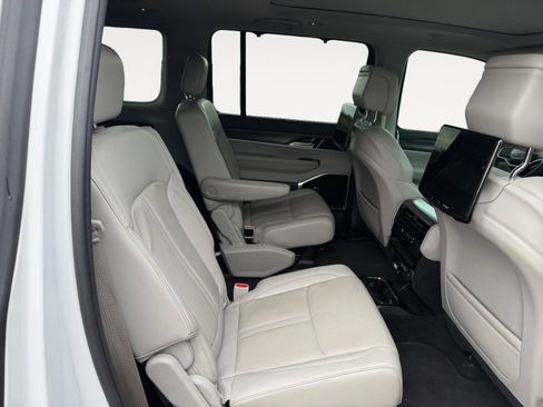 Used 2023 Jeep Wagoneer Series III w/ Premium Group I image 13