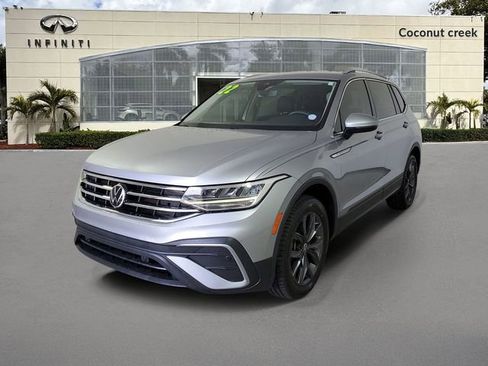 Used 2022 Volkswagen Tiguan SE FWD image 3