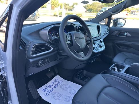New 2026 Chrysler Pacifica Select image 60