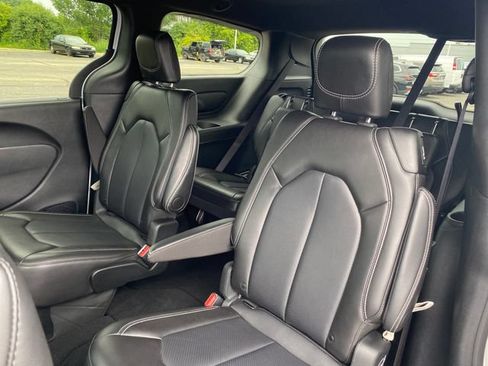 Used 2025 Chrysler Pacifica Select FWD image 17