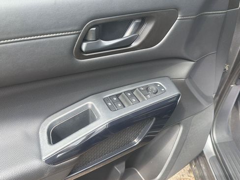 Used 2025 Nissan Pathfinder SV AWD/4WD image 15