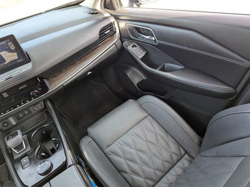 Used 2025 Nissan Rogue Platinum image 21