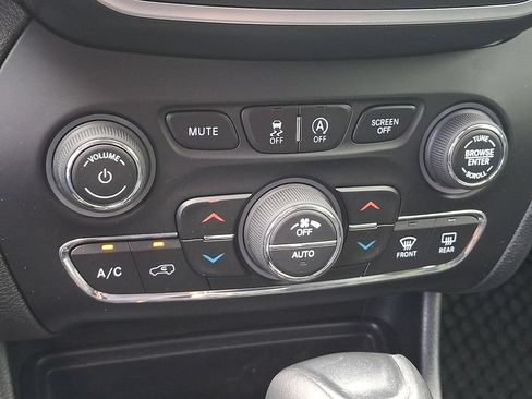 Used 2019 Jeep Cherokee Trailhawk AWD/4WD image 15