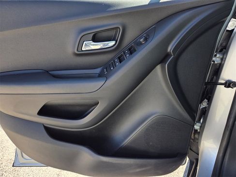 Used 2018 Chevrolet Trax LS image 20