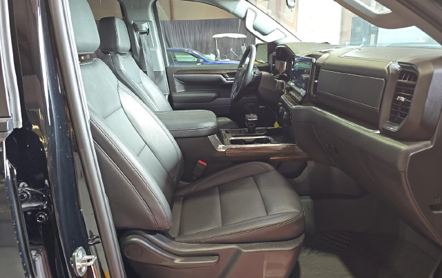 Used 2024 Chevrolet Silverado 1500 LT Trail Boss w/ LT Trail Boss Premium Package AWD/4WD image 7