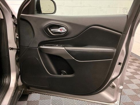 Used 2020 Jeep Cherokee Latitude w/ Cold Weather Group image 22