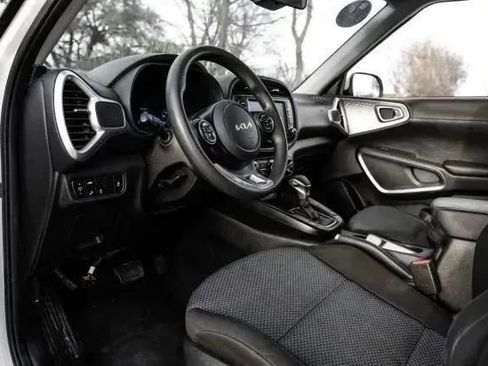 Used 2022 Kia Soul LX w/ Technology Package image 3