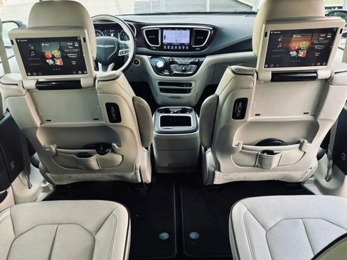 Used 2017 Chrysler Pacifica Limited FWD image 5