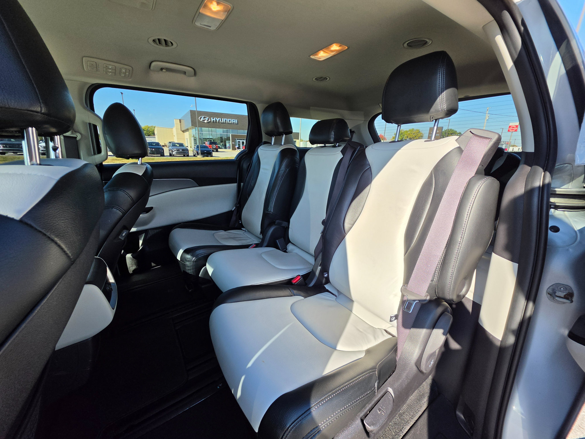 Used 2023 Kia Carnival LX FWD image 22