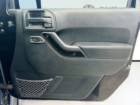 Used 2017 Jeep Wrangler Sahara image 28