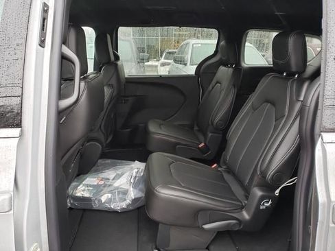 New 2026 Chrysler Pacifica Select image 7