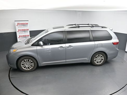 Used 2016 Toyota Sienna XLE Premium FWD image 13
