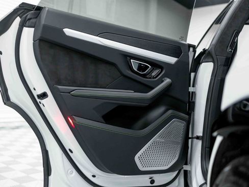 Used 2020 Lamborghini Urus image 40