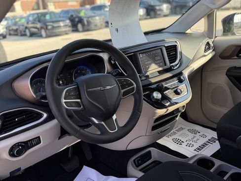 Used 2023 Chrysler Voyager LX image 17