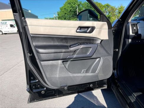 Used 2023 Nissan Pathfinder SL w/ SL Premium Package AWD/4WD image 9