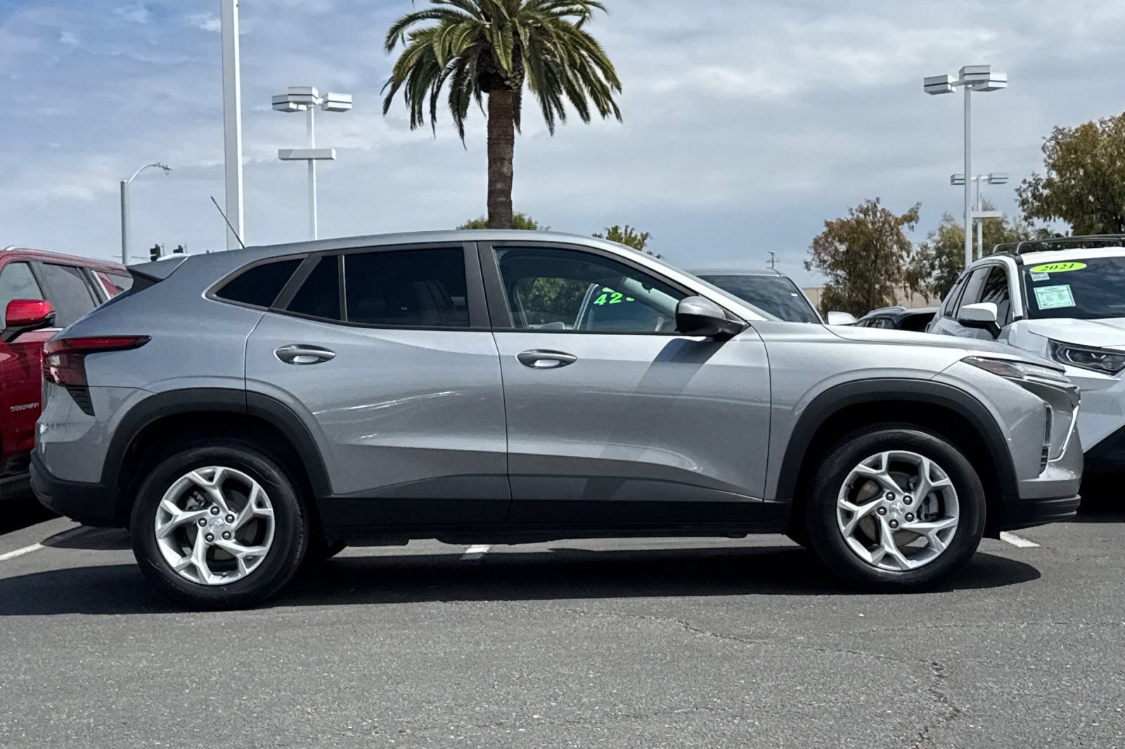 Used 2024 Chevrolet Trax LS w/ LS Convenience Package FWD image 4