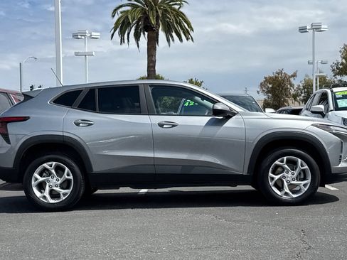 Used 2024 Chevrolet Trax LS w/ LS Convenience Package FWD image 4