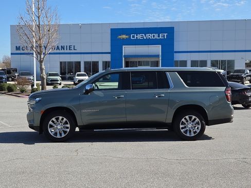 Used 2023 Chevrolet Suburban Premier image 3