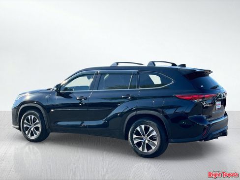 Used 2022 Toyota Highlander XLE FWD image 4