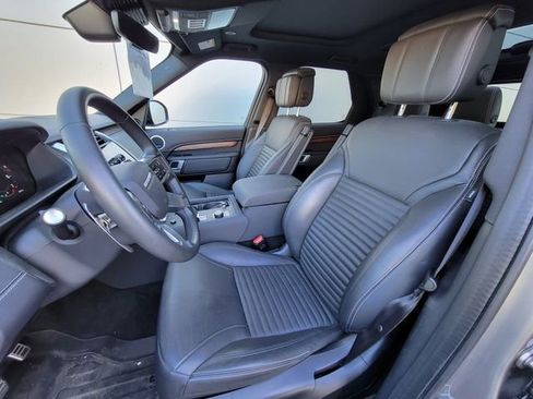 Used 2025 Land Rover Discovery Dynamic SE AWD/4WD image 6