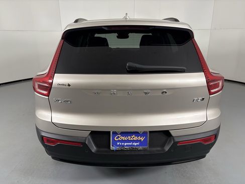 Used 2024 Volvo XC40 B5 Core image 7