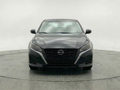 Used 2025 Nissan Altima 2.5 SV image 2