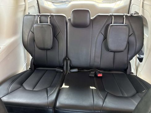 Used 2024 Chrysler Pacifica Touring-L image 19