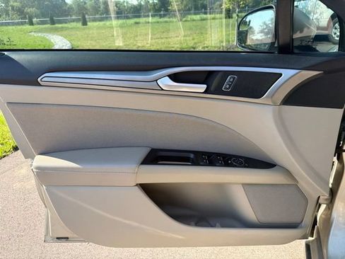 Used 2018 Ford Fusion SE w/ Fusion SE Technology Package FWD image 18