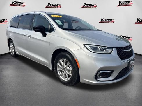 Used 2024 Chrysler Pacifica Touring-L FWD image 3