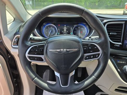 Used 2023 Chrysler Pacifica Touring-L FWD image 35