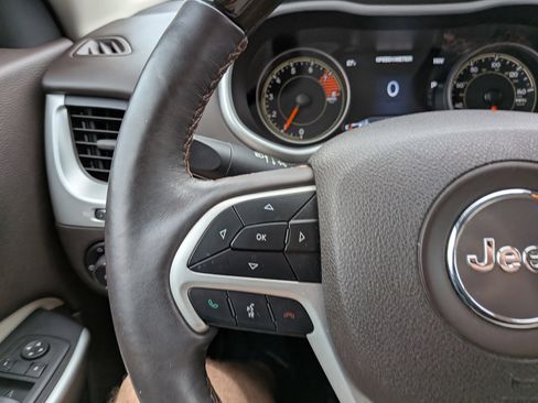 Used 2018 Jeep Cherokee Overland w/ Technology Group image 15