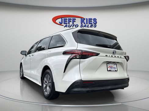 Used 2021 Toyota Sienna XLE w/ XLE Plus Package image 5