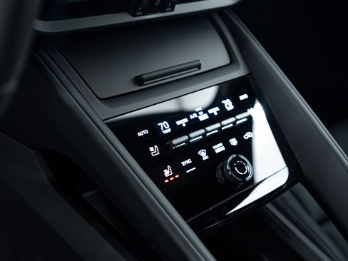 Certified 2025 Porsche Macan Electric image 14