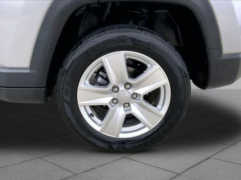 Used 2022 Jeep Compass Latitude w/ Sun and Sound Group AWD/4WD image 11
