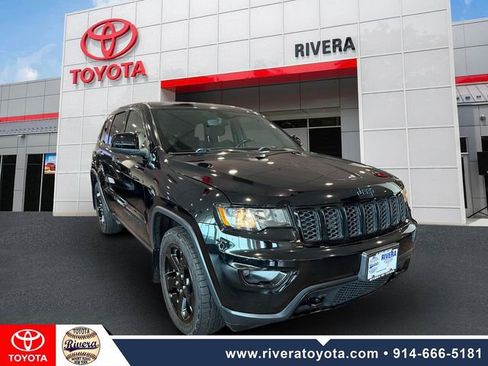 Used 2018 Jeep Grand Cherokee Laredo AWD/4WD image 2
