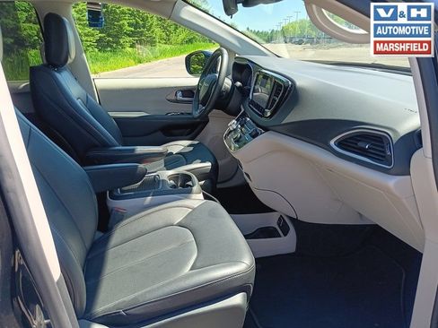 Used 2024 Chrysler Pacifica Touring-L FWD image 15