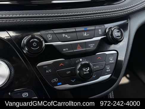 Used 2025 Chrysler Pacifica Limited FWD image 21