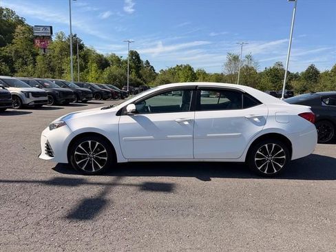 Used 2018 Toyota Corolla SE w/ Carpet Mat Package (TMS) FWD image 3