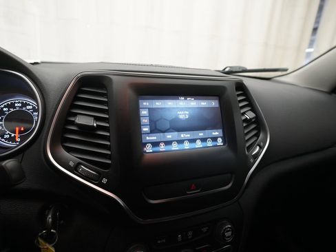 Used 2019 Jeep Cherokee Sport w/ Cold Weather Group image 6