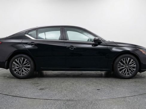 Used 2025 Nissan Altima 2.5 SV FWD image 11