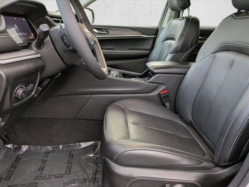 Used 2023 Jeep Grand Cherokee Limited w/ Black Appearance Package image 17