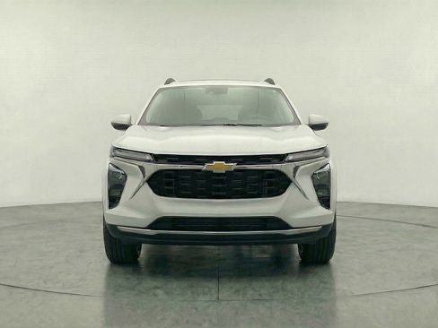 Used 2025 Chevrolet Trax LT FWD image 2