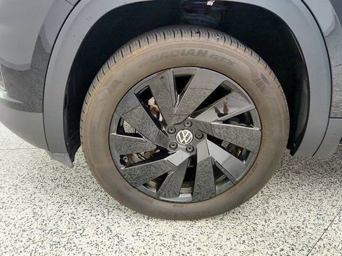 Used 2024 Volkswagen Atlas Cross Sport SE w/ Panoramic Sunroof Package FWD image 9