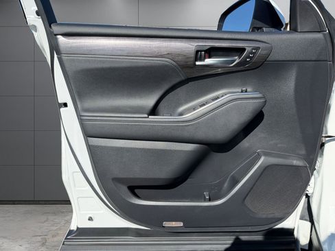 Used 2023 Toyota Highlander Limited w/ Protection Package #3 (TMS) image 16