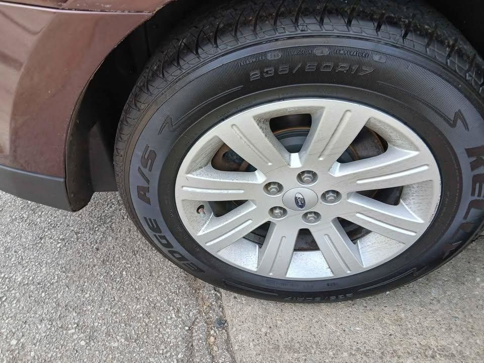 Used 2011 Ford Taurus SE FWD image 12