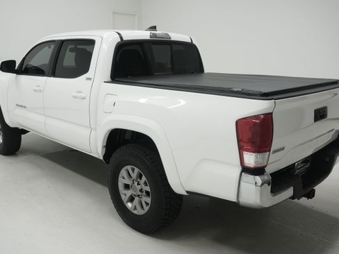 Used 2017 Toyota Tacoma SR5 w/ Tow Package RWD image 5