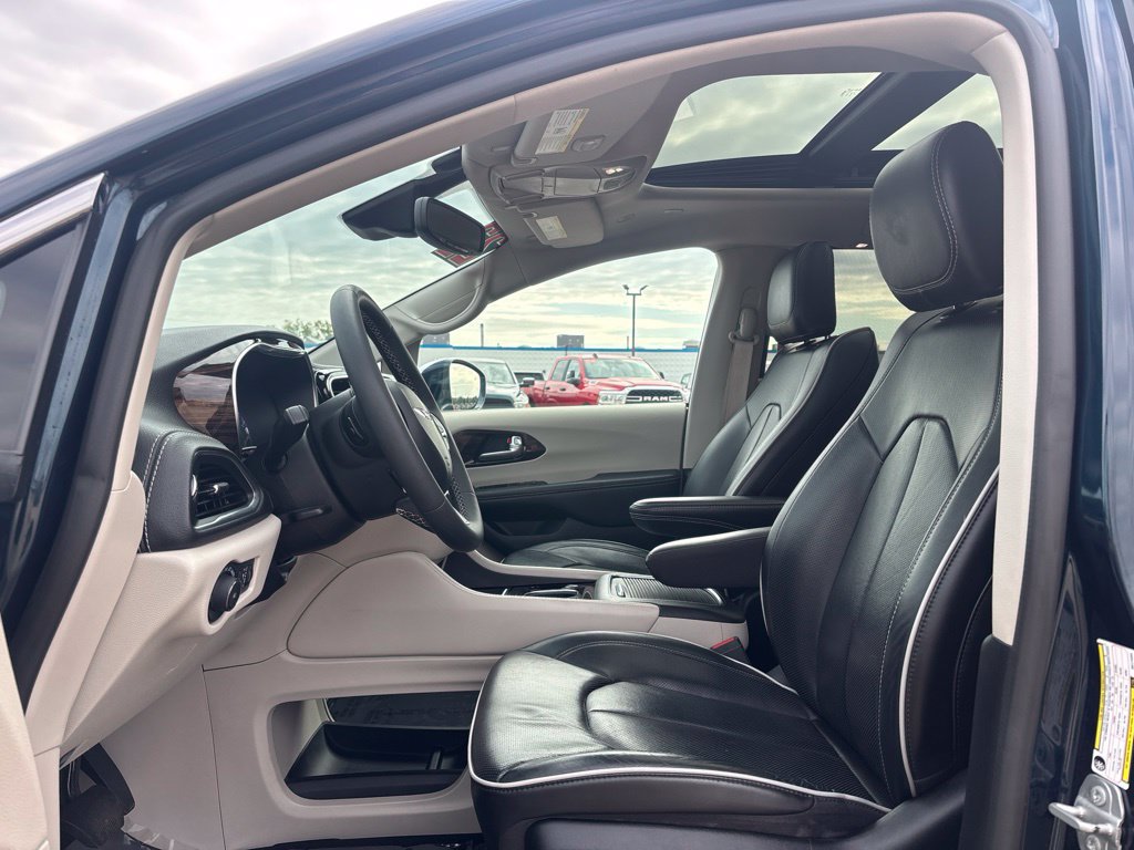 Used 2022 Chrysler Pacifica Limited AWD/4WD image 12